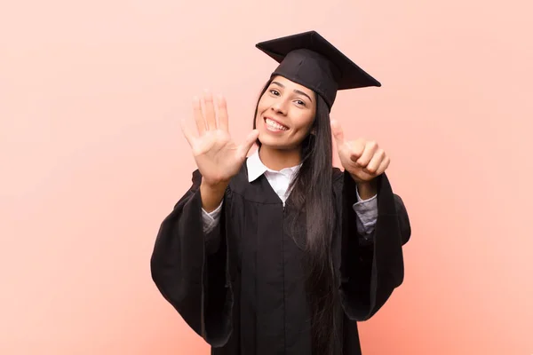 Mladá Studentka Latinky Usmívá Vypadá Přátelsky Ukazuje Číslo Šest Nebo — Stock fotografie