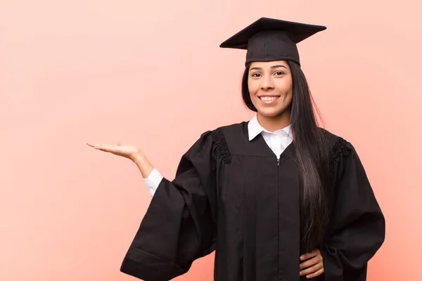 Νεαρή Λατίνα Φοιτήτρια Χαμογελά Αισθάνεται Αυτοπεποίθηση Επιτυχημένη Και Ευτυχισμένη Δείχνοντας — Φωτογραφία Αρχείου