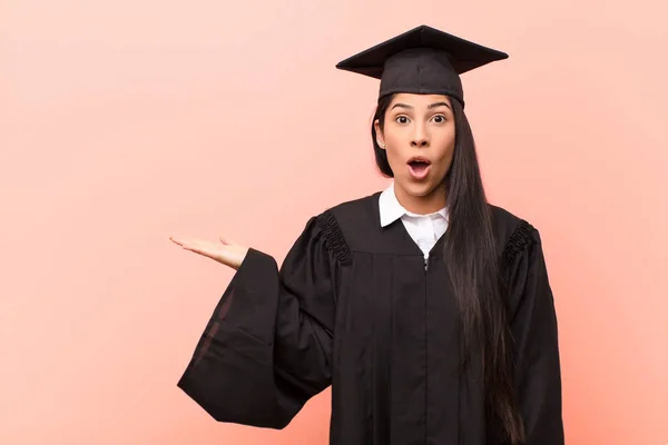 Young Latin Woman Student Looking Surprised Shocked Jaw Dropped Holding — Stock Photo, Image