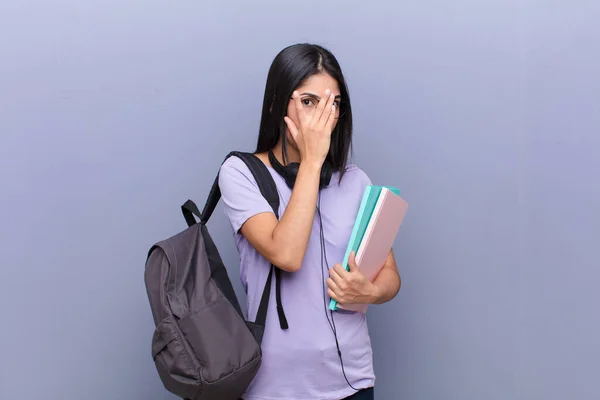 Joven Bastante Latina Estudiante Mujer Contra Gris Pared —  Fotos de Stock