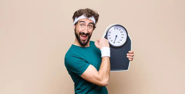 Junger Sportler Mit Einer Gewichtswaage Gegen Flache Wand — Stockfoto