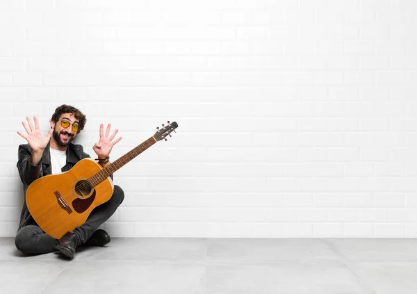 Jonge Muzikant Man Glimlachend Zoek Vriendelijk Tonen Nummer Negen Negende — Stockfoto