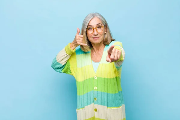 Anciano Mediana Edad Bonita Mujer Sonriendo Alegremente Apuntando Cámara Mientras —  Fotos de Stock