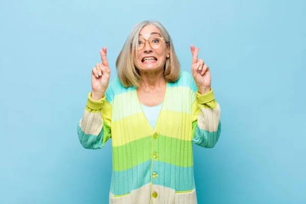 Anciana Mediana Edad Bonita Mujer Sonriendo Ansiosamente Cruzando Ambos Dedos —  Fotos de Stock