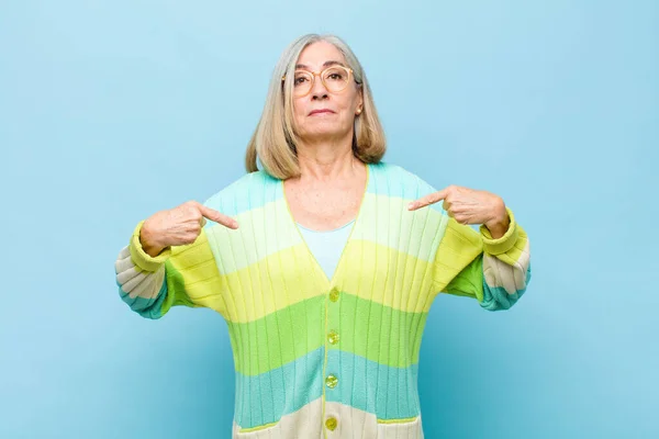 Senior Oder Mittleren Alters Hübsche Frau Die Stolz Positiv Und — Stockfoto