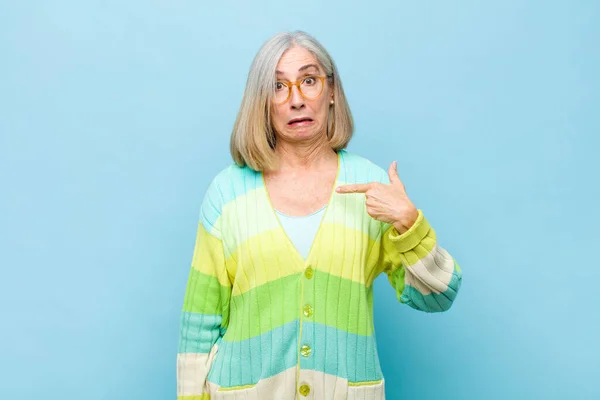 Äldre Eller Medelålders Vacker Kvinna Känner Sig Förvirrad Förbryllad Och — Stockfoto