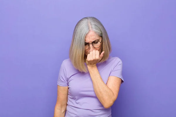 Senior Middelbare Leeftijd Mooie Vrouw Voelt Zich Serieus Attent Bezorgd — Stockfoto