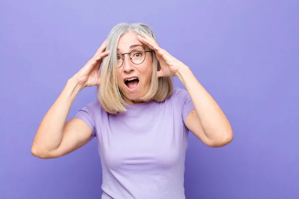 Senior Middelbare Leeftijd Mooie Vrouw Die Hand Hand Open Mond — Stockfoto