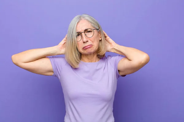 Äldre Eller Medelålders Vacker Kvinna Känner Sig Frustrerad Och Irriterad — Stockfoto