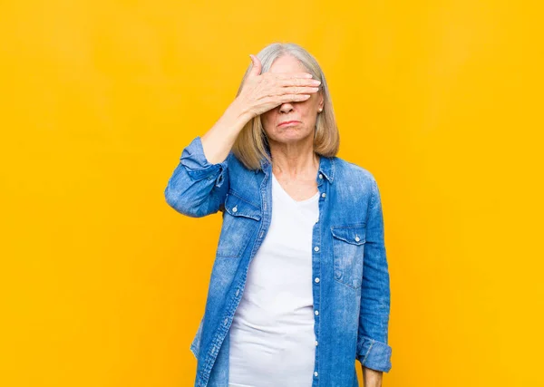 Mujer Bonita Tercera Edad Mediana Edad Cubriendo Los Ojos Con —  Fotos de Stock