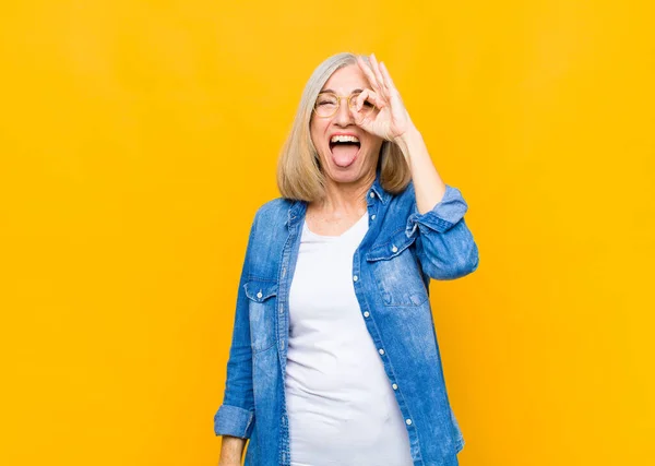 Sênior Meia Idade Bonita Mulher Sorrindo Feliz Com Cara Engraçada — Fotografia de Stock