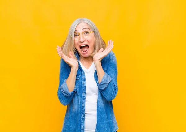 Престарелая Средняя Женщина Чувствует Себя Шокированной Взволнованной Смеющейся Удивленной Счастливой — стоковое фото