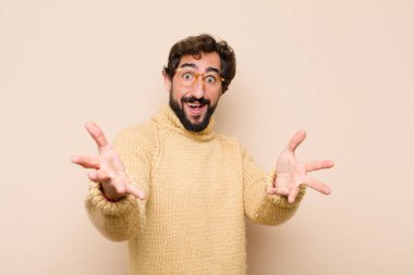 Genç havalı adam kendini mutlu, şaşkın, şanslı ve şaşırmış hissediyor. Sanki her şeyi ciddiye alıyormuş gibi. Düz duvara karşı inanılmaz.