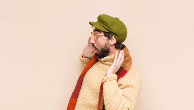 Genç, sakallı, ağzı açık genç bir adam korkunç bir hata yüzünden dehşete düşmüş ve şok olmuş görünüyor.