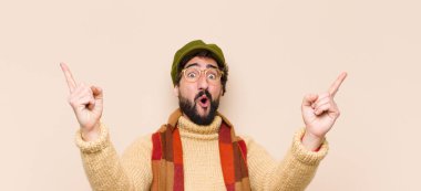 Genç havalı sakallı adam inanılmaz bir başarıyı kutluyor. Kazanan gibi, heyecanlı ve mutlu görünüyor. Al bunu.!