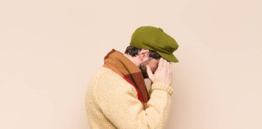 Genç havalı sakallı adam stresli ve hayal kırıklığına uğramış görünüyor, baskı altında çalışıyor, başı ağrıyor ve sorunları var.