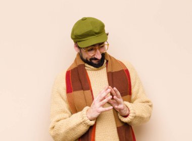 Genç havalı sakallı adam entrika çeviriyor ve komplo kuruyor, hilekar ve hilekar düşünüyor, kurnaz ve ihanet ediyor.