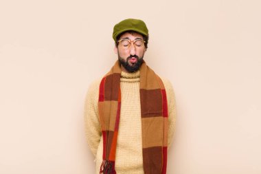 Genç havalı sakallı adam dudaklarını birbirine bastırıyor, tatlı, eğlenceli, mutlu, sevimli bir yüz ifadesiyle, öpücük yolluyor.