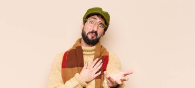 Genç, havalı sakallı adam mutlu ve aşık, bir eli kalbinin yanında, diğer eli önde uzanmış.