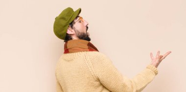 Genç havalı sakallı adam opera yapıyor ya da konserde şarkı söylüyor. Romantik, sanatsal ve tutkulu hissediyor.