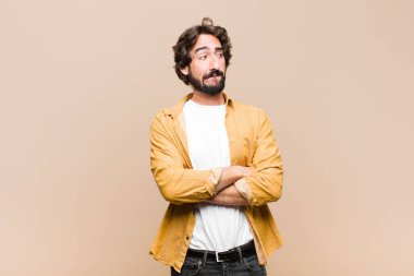 Genç, çılgın, şüpheci, düşünen, dudağını ısıran, kendine güveni olmayan ve gergin genç bir adam.