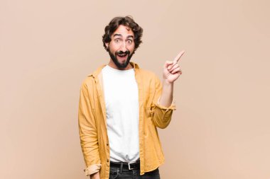 Genç çılgın adam bir fikri fark ettikten sonra kendini mutlu ve heyecanlı bir dahi gibi hissediyor. Neşeli bir şekilde parmağını kaldırıyor. Evreka! yassı duvara karşı