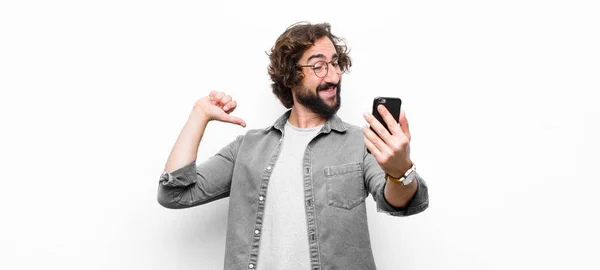 Νεαρός Τρελός Δροσερό Άνθρωπος Χρησιμοποιώντας Smartphone Του Κατά Λευκό Τοίχο — Φωτογραφία Αρχείου