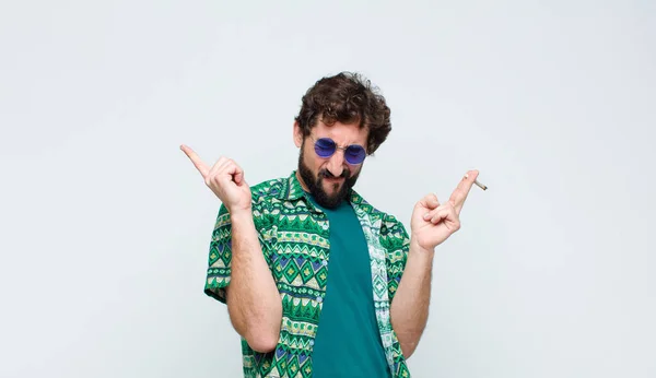 Jovem Hippie Homem Fumar Uma Articulação Contra Parede Branca — Fotografia de Stock
