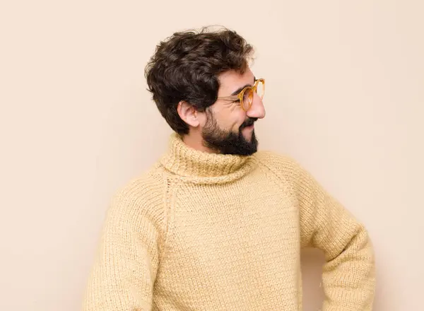 Joven Hombre Fresco Sonriendo Felizmente Con Una Mano Cadera Con —  Fotos de Stock