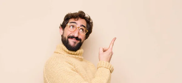 Jovem Homem Legal Sorrindo Feliz Olhando Para Lados Querendo Saber — Fotografia de Stock