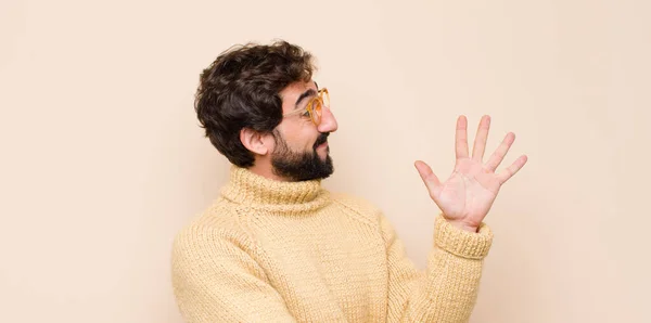 Jovem Homem Fresco Sorrindo Olhando Amigável Mostrando Número Cinco Quinto — Fotografia de Stock