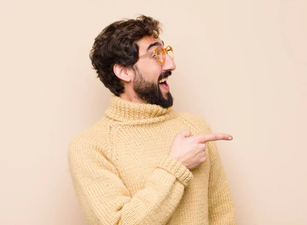 Joven Hombre Fresco Sonriendo Alegremente Sintiéndose Feliz Señalando Hacia Lado —  Fotos de Stock