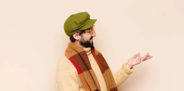 Joven Hombre Barbudo Fresco Sentirse Feliz Sorprendido Alegre Sonriendo Con —  Fotos de Stock