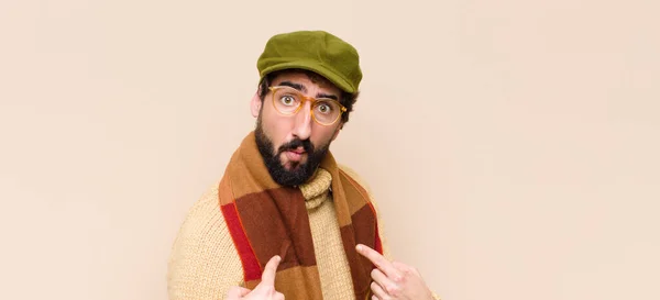 Joven Hombre Barbudo Fresco Apuntando Mismo Con Una Mirada Confusa — Foto de Stock