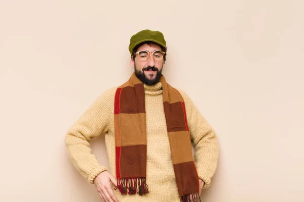 Jovem Homem Barbudo Legal Sorrindo Alegre Casualmente Com Uma Expressão — Fotografia de Stock