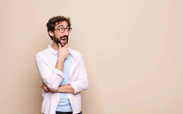 Joven Barbudo Expresando Concepto Contra Pared Plana — Foto de Stock