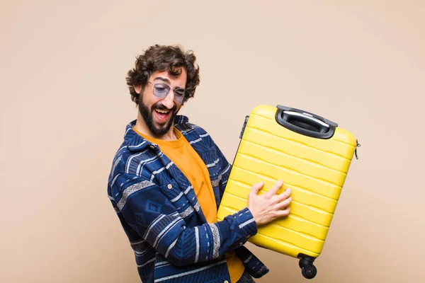 スーツケースを持った若いイカれたクールな男旅行のコンセプト — ストック写真