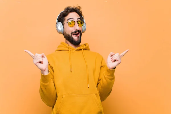 Joven Loco Fresco Hombre Escuchar Música Con Auriculares Contra Pared —  Fotos de Stock