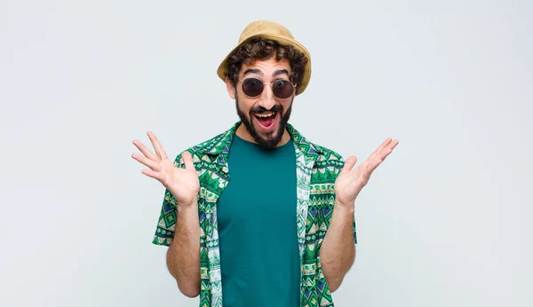 Joven Turista Sintiéndose Feliz Emocionado Sorprendido Sorprendido Sonriendo Asombrado Por —  Fotos de Stock