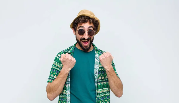 Fiatal Turista Férfi Kiabált Diadalmasan Nevetés Érzés Boldog Izgatott Miközben — Stock Fotó