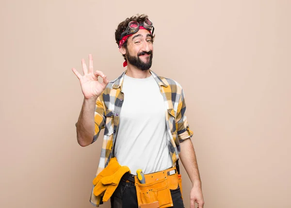 Joven Ama Llaves Sintiéndose Feliz Relajado Satisfecho Mostrando Aprobación Con — Foto de Stock