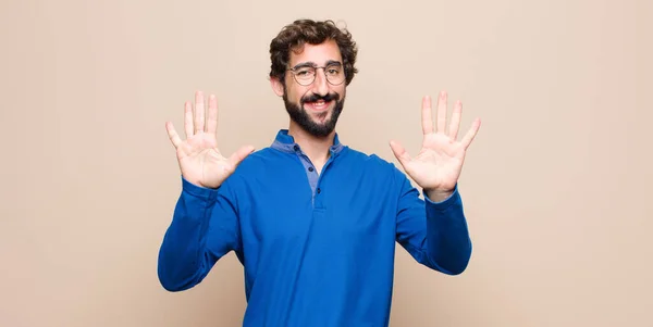 Jovem Bonito Homem Sorrindo Olhando Amigável Mostrando Número Dez Décimo — Fotografia de Stock