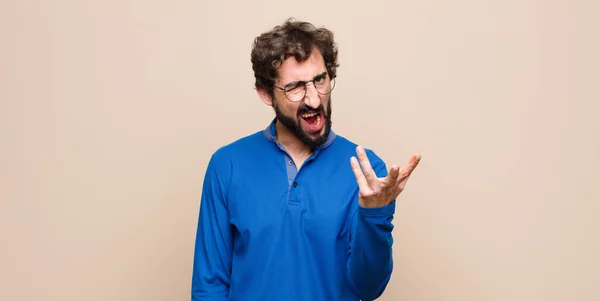 Jovem Bonito Homem Olhando Irritado Irritado Frustrado Gritando Wtf Que — Fotografia de Stock