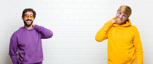 Jóvenes Hombres Cool Riendo Alegremente Con Confianza Con Una Sonrisa — Foto de Stock