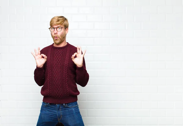 Ung Blond Man Känner Chockad Förvånad Och Förvånad Visar Godkännande — Stockfoto