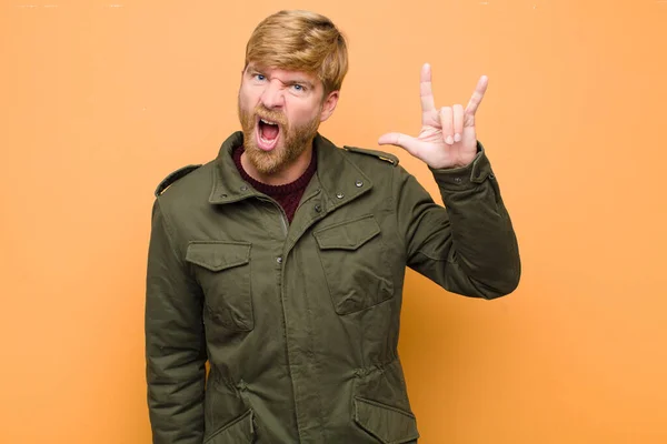 Joven Hombre Rubio Sintiéndose Feliz Divertido Seguro Positivo Rebelde Haciendo —  Fotos de Stock