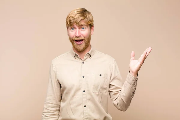 Joven Hombre Rubio Sintiéndose Feliz Sorprendido Alegre Sonriendo Con Actitud — Foto de Stock