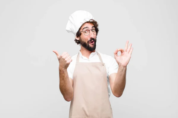 Joven Chef Loco Sentirse Feliz Sorprendido Satisfecho Sorprendido Mostrando Bien — Foto de Stock