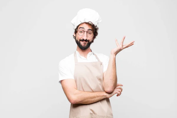 Joven Chef Loco Sonriendo Con Orgullo Confianza Sintiéndose Feliz Satisfecho — Foto de Stock