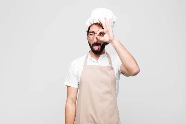Joven Chef Loco Sonriendo Felizmente Con Cara Divertida Bromeando Mirando — Foto de Stock
